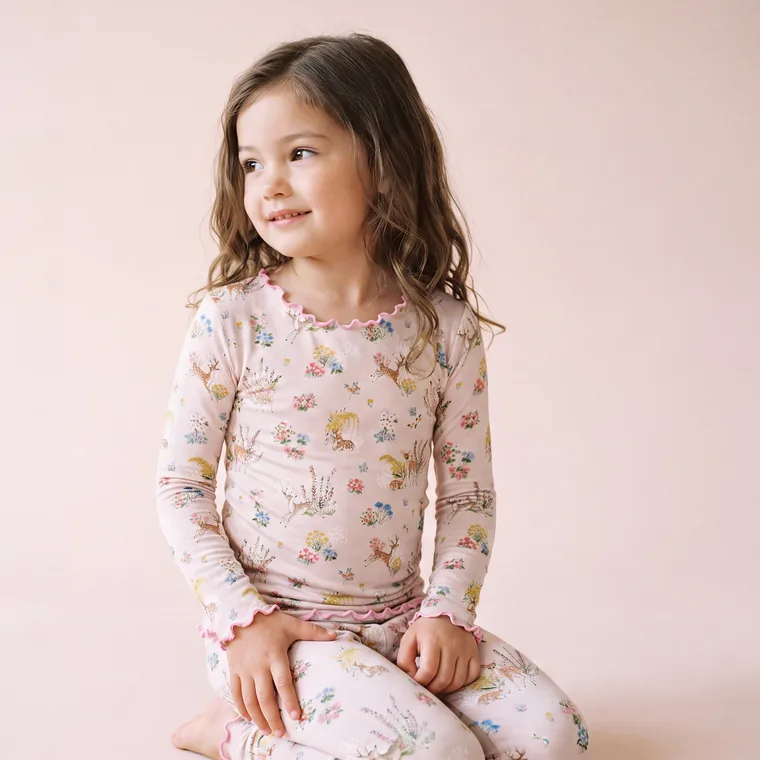 Daydream bamboo long sleeve pajama set — model